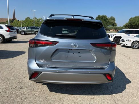 Used 2024 Toyota Highlander Platinum FWD image 5