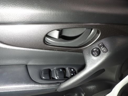 Used 2020 Nissan Rogue S FWD image 9