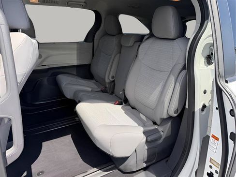 Used 2021 Toyota Sienna LE FWD image 22