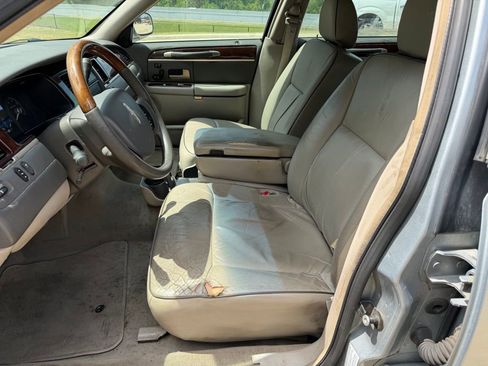 Used 2006 Lincoln Town Car Designer Series RWD image 10