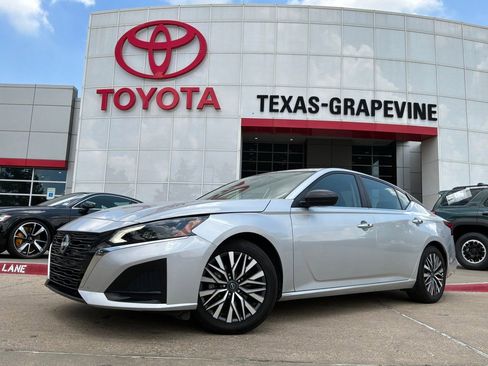 Used 2025 Nissan Altima 2.5 SV FWD image 2