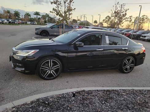 Used 2017 Honda Accord Touring image 6