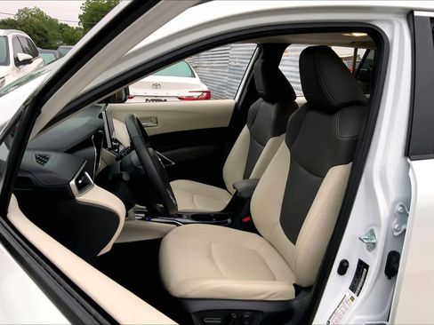 Used 2024 Toyota Corolla Cross XLE w/ Convenience Package FWD image 8