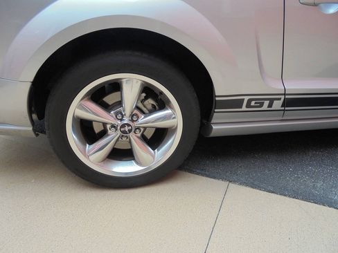 Used 2009 Ford Mustang GT RWD image 21