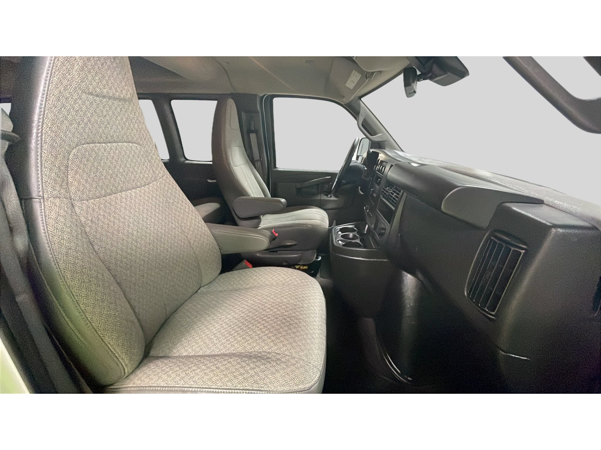 Used 2025 Chevrolet Express 3500 LT w/ LT Preferred Equipment Group RWD image 15