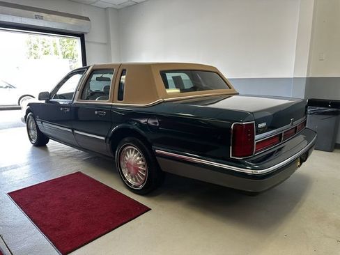 Used 1997 Lincoln Town Car Signature RWD image 6