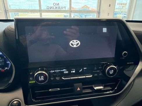 Used 2024 Toyota Highlander Platinum AWD/4WD image 50