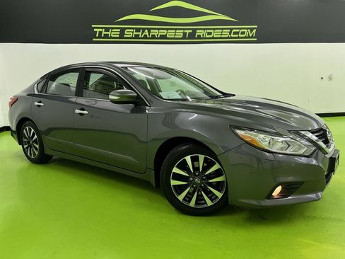 Used 2017 Nissan Altima 2.5 SV w/ Convenience Package FWD image 1