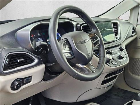 Used 2023 Chrysler Pacifica Touring-L FWD image 10