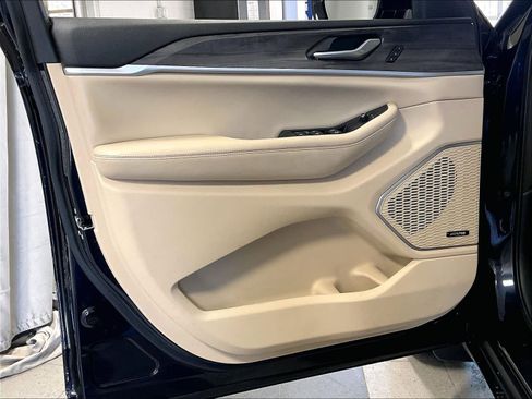 Used 2023 Jeep Grand Cherokee 4WD 4xe w/ Luxury Tech Group II image 9