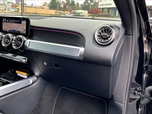 Used 2025 Mercedes-Benz GLB 250 w/ Exclusive Package image 18