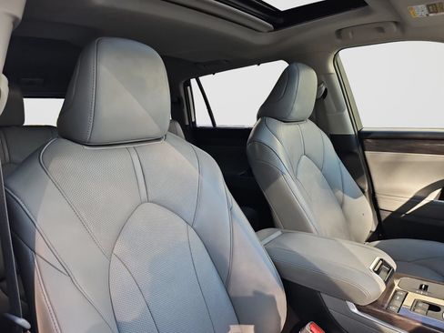 Used 2022 Toyota Highlander Limited FWD image 18