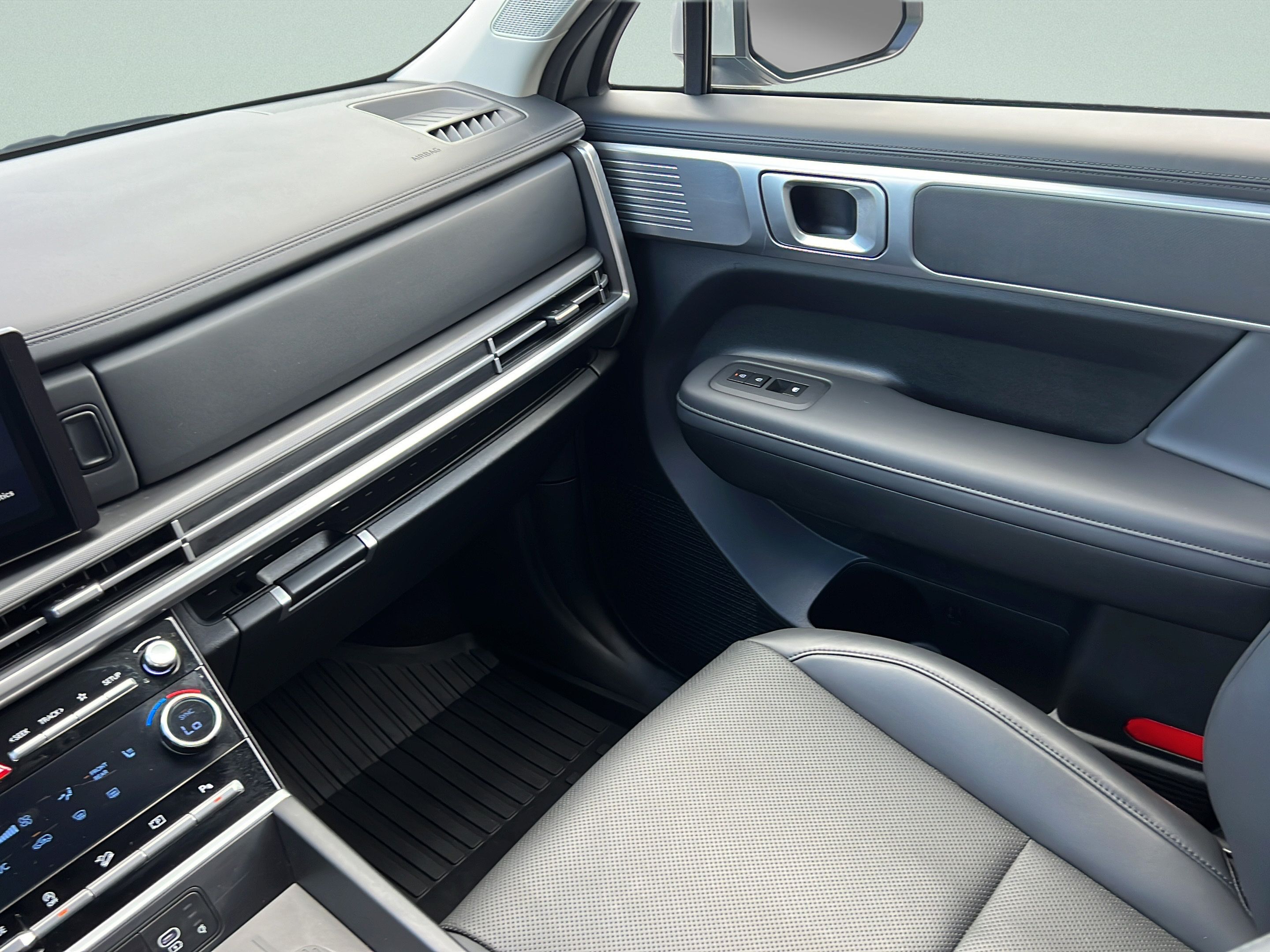 Used 2025 Hyundai Santa Fe SEL FWD image 16