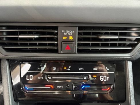 Certified 2025 Volkswagen Jetta SE w/ Sunroof Package FWD image 17