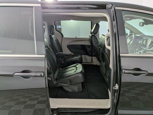 Used 2023 Chrysler Pacifica Touring-L FWD image 33