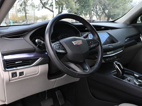 Certified 2023 Cadillac XT4 Luxury w/ Cold Weather Package image 17