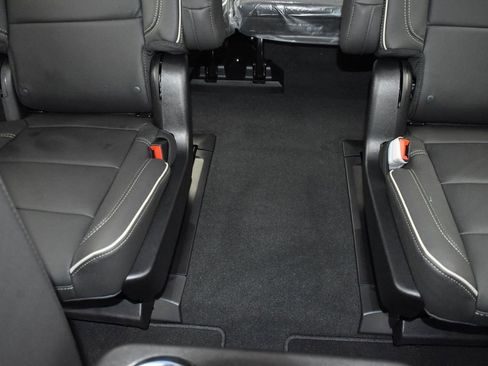 New 2025 Chevrolet Suburban Premier image 26