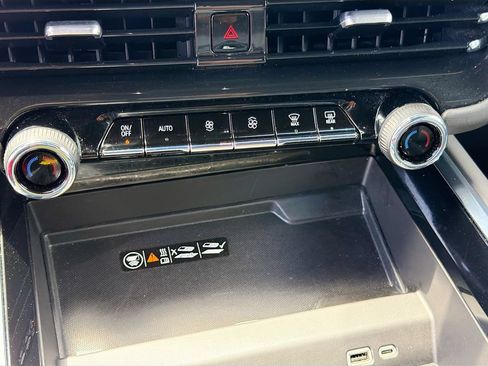 Used 2025 Chevrolet Suburban Z71 AWD/4WD image 34