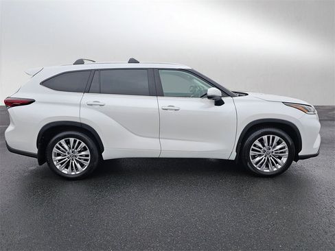 Used 2025 Toyota Highlander Platinum image 6