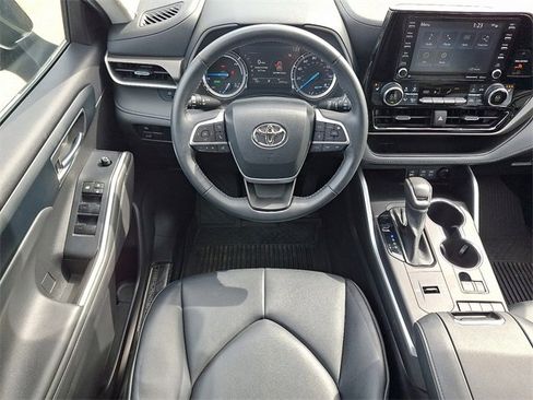 Certified 2022 Toyota Highlander XLE image 11