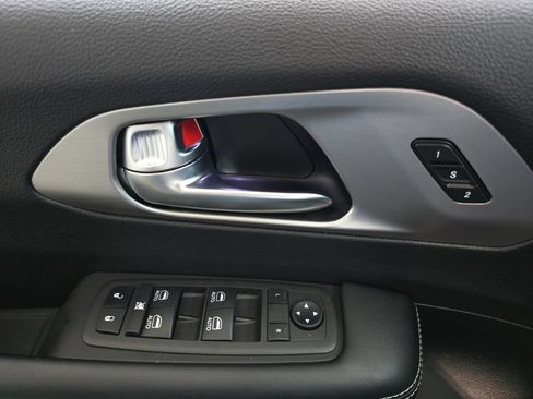Used 2022 Chrysler Pacifica Limited w/ Uconnect Theater Family Group AWD/4WD image 28