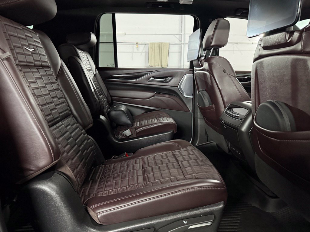 Used 2023 Cadillac Escalade ESV Sport Platinum w/ Heavy-Duty Trailer Package AWD/4WD image 28
