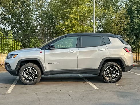 Used 2025 Jeep Compass Trailhawk AWD/4WD image 6