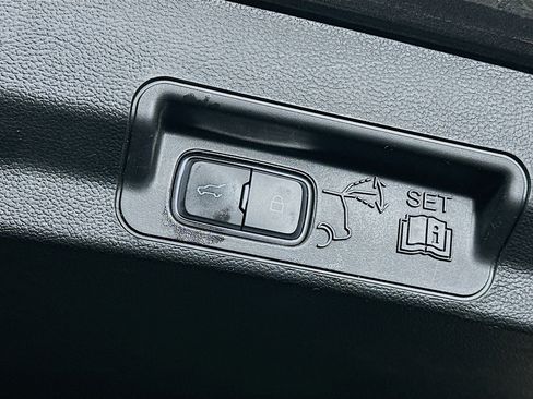 Used 2024 Ford Explorer Limited image 31