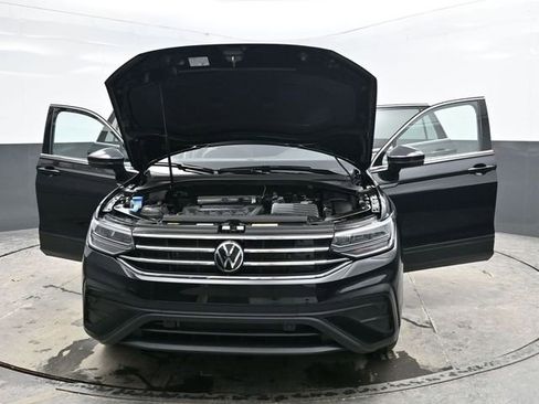 Used 2024 Volkswagen Tiguan SE image 41