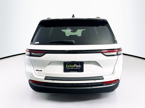 Used 2024 Jeep Grand Cherokee Altitude image 7