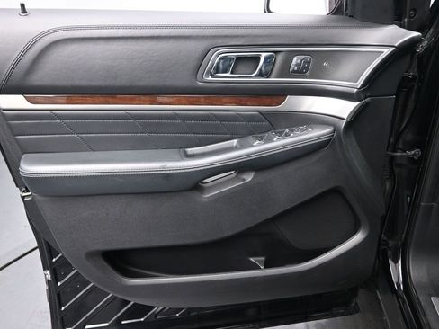 Used 2017 Ford Explorer Platinum image 27