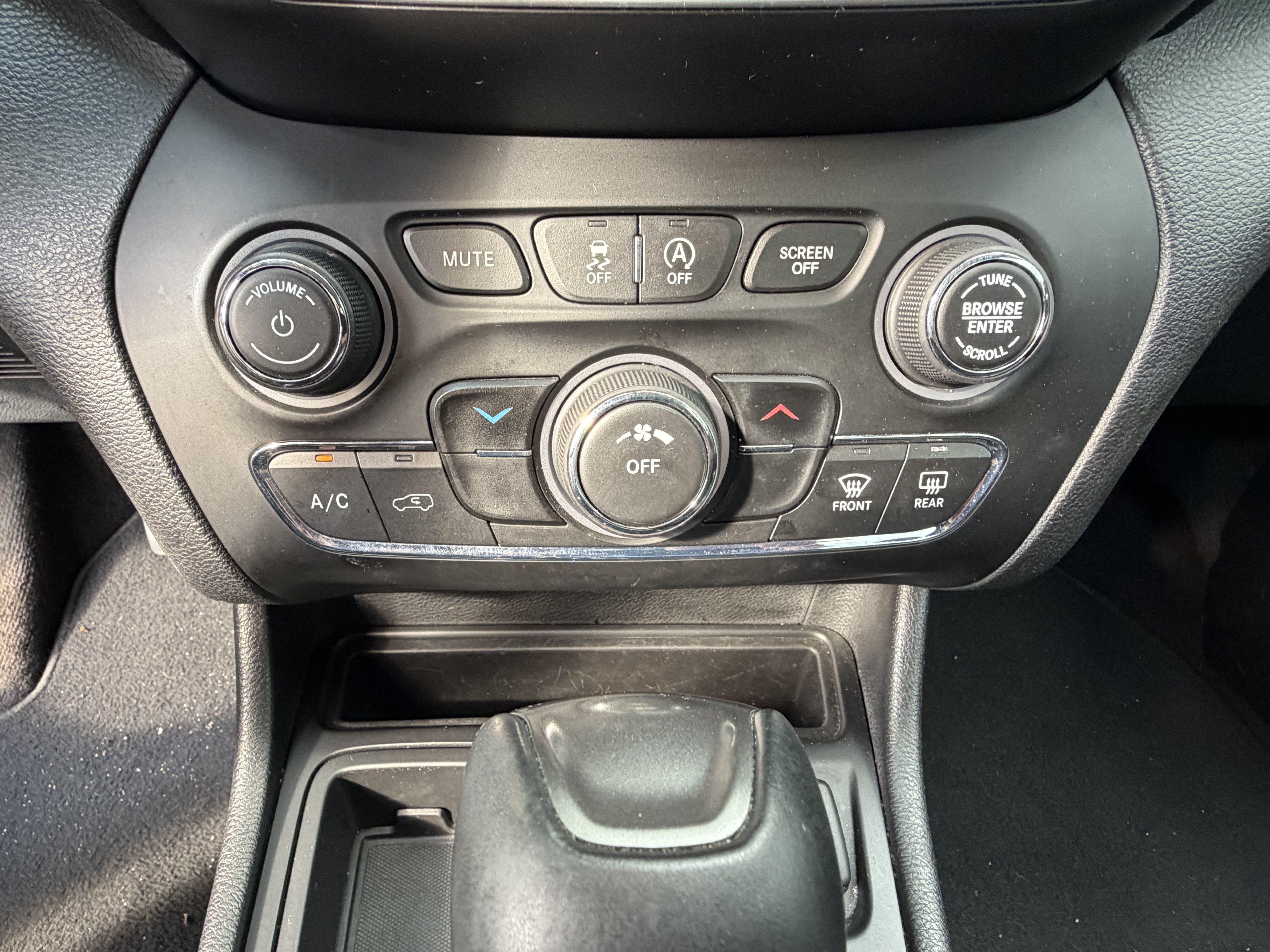 Used 2019 Jeep Cherokee Latitude Plus FWD image 27