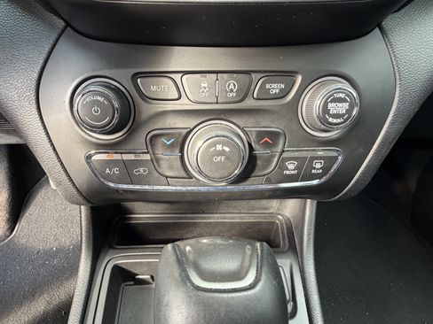 Used 2019 Jeep Cherokee Latitude Plus FWD image 27