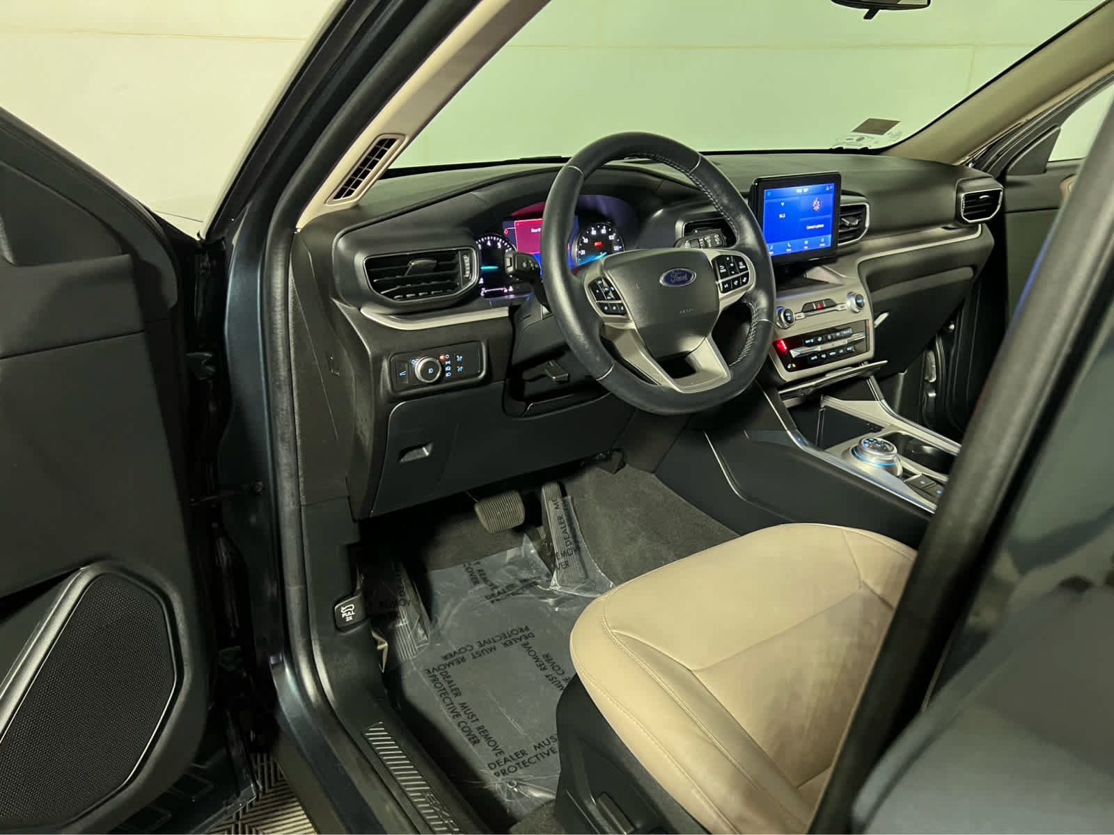 Used 2022 Ford Explorer XLT w/ Equipment Group 202A AWD/4WD image 21