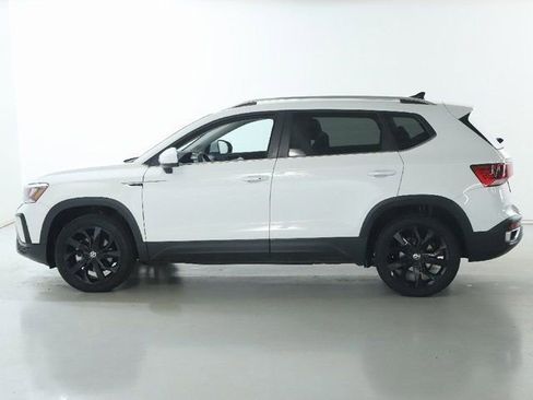 Used 2023 Volkswagen Taos SE w/ Panoramic Sunroof Package FWD image 40