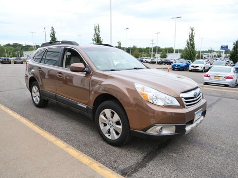 Used 2011 Subaru Outback 3.6R Limited w/ PWR Moonroof Pkg AWD/4WD image 9