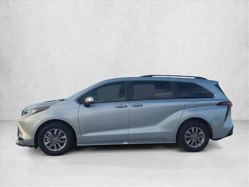 Certified 2022 Toyota Sienna XLE w/ XLE Plus Package FWD image 5
