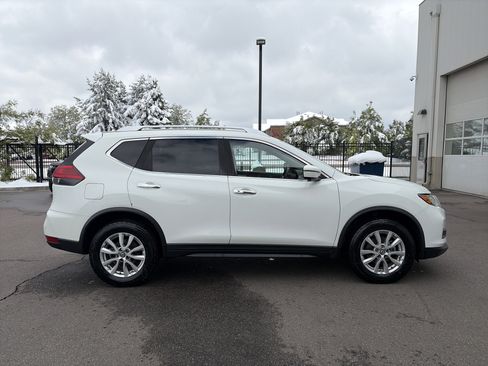 Used 2017 Nissan Rogue SV w/ SV Premium Package AWD/4WD image 4