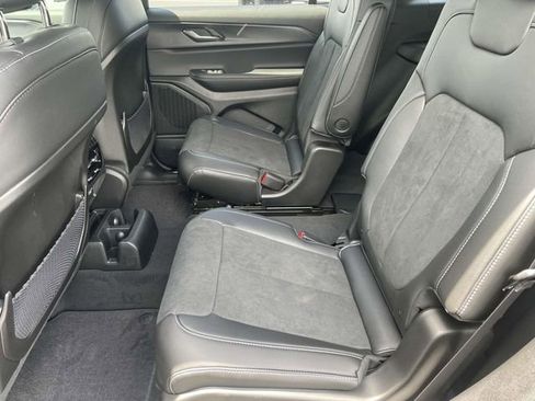 New 2025 Jeep Grand Cherokee L Laredo image 11