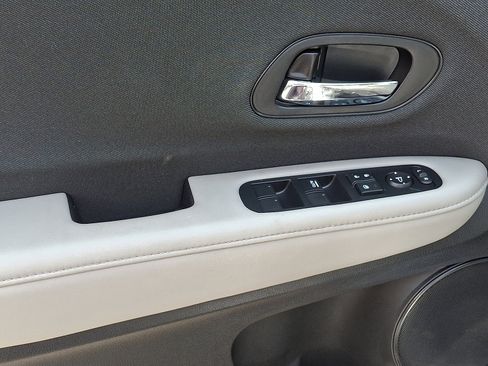 Used 2019 Honda HR-V LX image 12