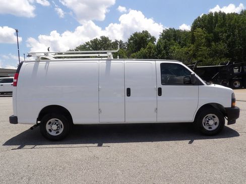 Used 2018 Chevrolet Express 2500 Extended RWD image 9