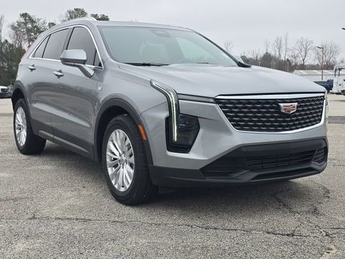 Used 2024 Cadillac XT4 Luxury w/ Cold Weather Package image 7