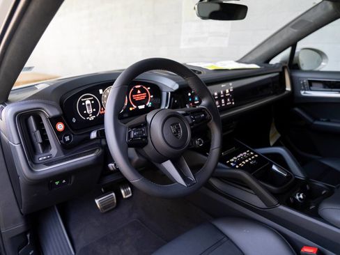 New 2025 Porsche Cayenne Turbo image 4