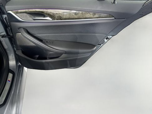 Used 2023 BMW 530e w/ M Sport Package image 28