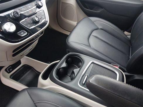 Used 2024 Chrysler Pacifica Touring-L image 11