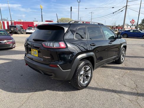 Used 2019 Jeep Cherokee Trailhawk image 3