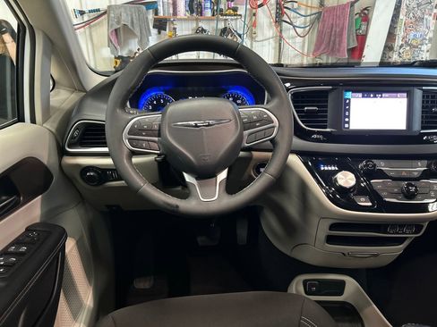 Used 2023 Chrysler Voyager LX FWD image 17
