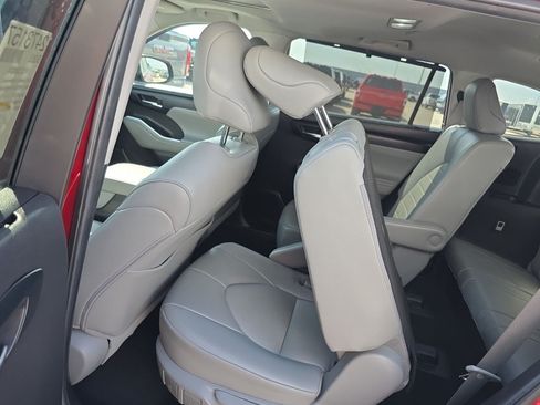 Used 2022 Toyota Highlander XLE FWD image 10