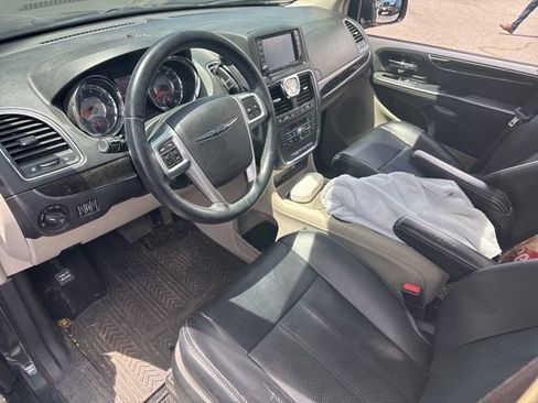 Used 2014 Chrysler Town & Country Touring-L w/ Driver Convenience Group FWD image 10