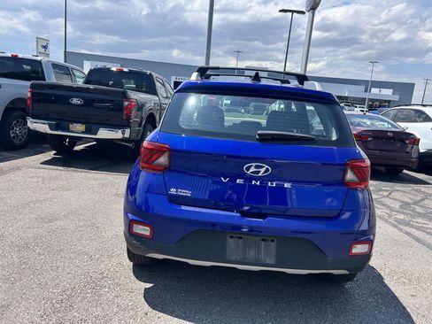 Used 2022 Hyundai Venue SEL FWD image 4